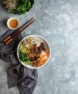 Bir kase geleneksel Vietnam erişte salatası - Bun Bo Nam Bo, sığır eti, pirinç eriştesi, taze otlar, sebze turşusu ve balık soslu.
