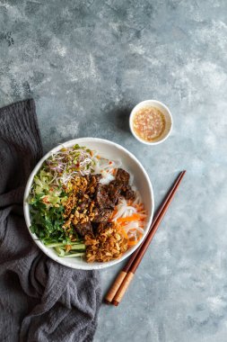 Bir kase geleneksel Vietnam erişte salatası - Bun Bo Nam Bo, sığır eti, pirinç eriştesi, taze otlar, sebze turşusu ve balık soslu.