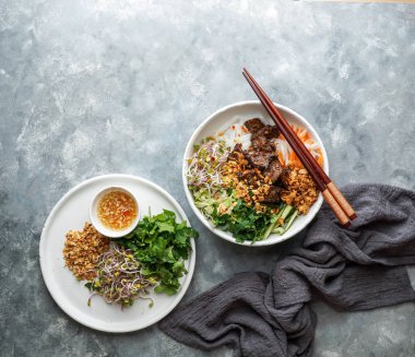 Bir kase geleneksel Vietnam erişte salatası - Bun Bo Nam Bo, sığır eti, pirinç eriştesi, taze otlar, sebze turşusu ve balık soslu.