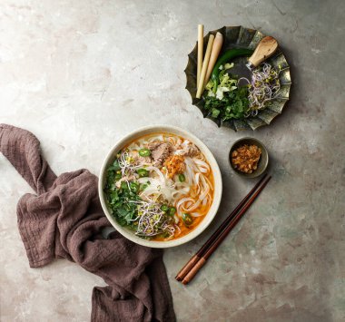 Bun Bo Hue, Bun Bo, Vietnam usulü etli şehriye çorbası. Bir kase sığır eti ve pirinçli vermicelli çorbası, Vietnam usulü erişte çorbası.