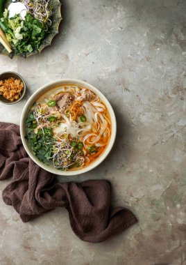 Bun Bo Hue, Bun Bo, Vietnam usulü etli şehriye çorbası. Bir kase sığır eti ve pirinçli vermicelli çorbası, Vietnam usulü erişte çorbası.