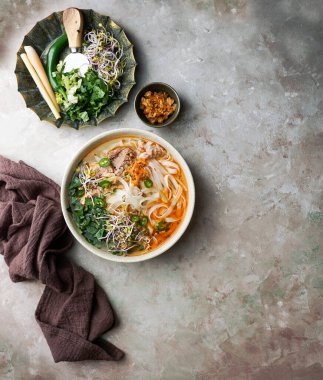 Bun Bo Hue, Bun Bo, Vietnam usulü etli şehriye çorbası. Bir kase sığır eti ve pirinçli vermicelli çorbası, Vietnam usulü erişte çorbası.