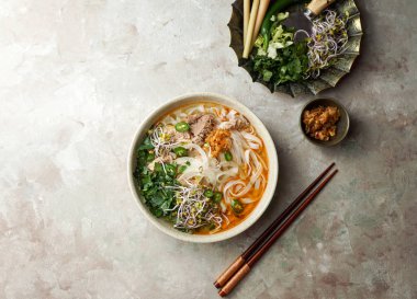 Bun Bo Hue, Bun Bo, Vietnam usulü etli şehriye çorbası. Bir kase sığır eti ve pirinçli vermicelli çorbası, Vietnam usulü erişte çorbası.