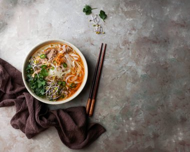 Bun Bo Hue, Bun Bo, Vietnam usulü etli şehriye çorbası. Bir kase sığır eti ve pirinçli vermicelli çorbası, Vietnam usulü erişte çorbası.