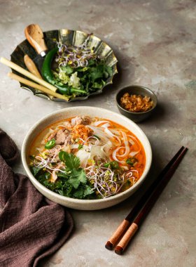 Bun Bo Hue, Bun Bo, Vietnam usulü etli şehriye çorbası. Bir kase sığır eti ve pirinçli vermicelli çorbası, Vietnam usulü erişte çorbası.