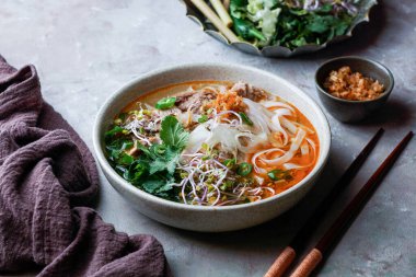 Bun Bo Hue, Bun Bo, Vietnam usulü etli şehriye çorbası. Bir kase sığır eti ve pirinçli vermicelli çorbası, Vietnam usulü erişte çorbası.