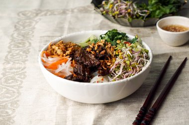 Bir kase geleneksel Vietnam erişte salatası - Bun Bo Nam Bo, sığır eti, pirinç eriştesi, taze otlar, sebze turşusu ve balık soslu.