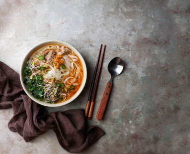 Bun Bo Hue, Bun Bo, Vietnam usulü etli şehriye çorbası. Bir kase sığır eti ve pirinçli vermicelli çorbası, Vietnam usulü erişte çorbası.
