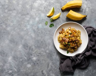Fufu de platano verde maduro, tacaho, Mofongo, domuz eti ve soğanla haşlanmış muz püresi. Porto Riko. Amazon mutfağı, Peru, Küba