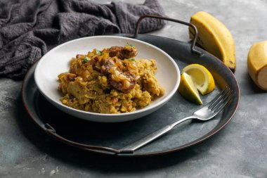 Fufu de platano verde maduro, tacaho, Mofongo, domuz eti ve soğanla haşlanmış muz püresi. Porto Riko. Amazon mutfağı, Peru, Küba