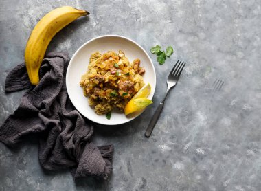 Fufu de platano verde maduro, tacaho, Mofongo, domuz eti ve soğanla haşlanmış muz püresi. Porto Riko. Amazon mutfağı, Peru, Küba