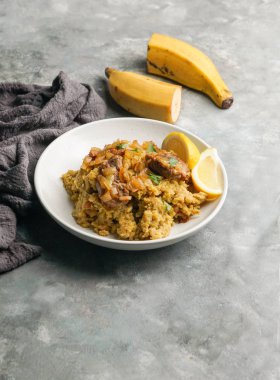 Fufu de platano verde maduro, tacaho, Mofongo, domuz eti ve soğanla haşlanmış muz püresi. Porto Riko. Amazon mutfağı, Peru, Küba