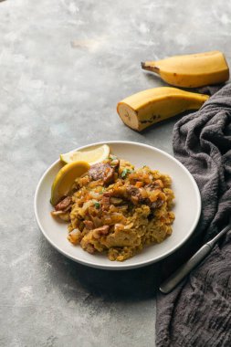 Fufu de platano verde maduro, tacaho, Mofongo, domuz eti ve soğanla haşlanmış muz püresi. Porto Riko. Amazon mutfağı, Peru, Küba