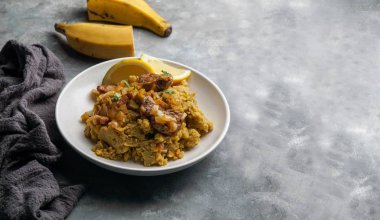 Fufu de platano verde maduro, tacaho, Mofongo, domuz eti ve soğanla haşlanmış muz püresi. Porto Riko. Amazon mutfağı, Peru, Küba