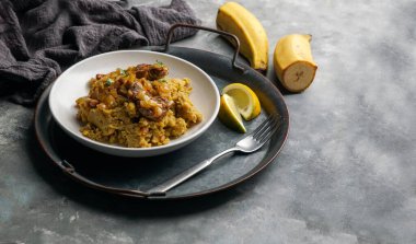 Fufu de platano verde maduro, tacaho, Mofongo, domuz eti ve soğanla haşlanmış muz püresi. Porto Riko. Amazon mutfağı, Peru, Küba