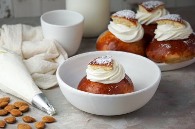 Semla veya semlor, vastlakukkel, laskiaispulla bir İsveç, Finlandiya, Estonya, Norveç, Danimarka, çeşitli şekillerde özellikle Pazartesi Shrove yapılan geleneksel tatlı rulo ve Shrove Salı olduğunu
