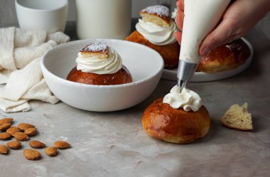 Semla veya semlor, vastlakukkel, laskiaispulla bir İsveç, Finlandiya, Estonya, Norveç, Danimarka, çeşitli şekillerde özellikle Pazartesi Shrove yapılan geleneksel tatlı rulo ve Shrove Salı olduğunu
