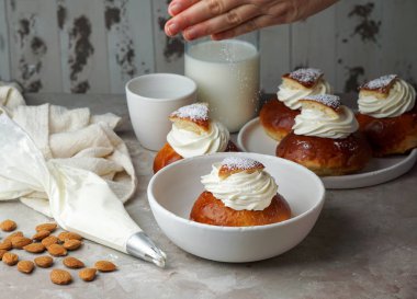 Semla veya semlor, vastlakukkel, laskiaispulla bir İsveç, Finlandiya, Estonya, Norveç, Danimarka, çeşitli şekillerde özellikle Pazartesi Shrove yapılan geleneksel tatlı rulo ve Shrove Salı olduğunu