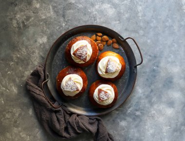 Semla veya semlor, vastlakukkel, laskiaispulla bir İsveç, Finlandiya, Estonya, Norveç, Danimarka, çeşitli şekillerde özellikle Pazartesi Shrove yapılan geleneksel tatlı rulo ve Shrove Salı olduğunu