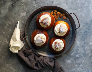 Semla veya semlor, vastlakukkel, laskiaispulla bir İsveç, Finlandiya, Estonya, Norveç, Danimarka, çeşitli şekillerde özellikle Pazartesi Shrove yapılan geleneksel tatlı rulo ve Shrove Salı olduğunu
