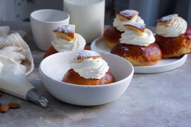 Semla veya semlor, vastlakukkel, laskiaispulla bir İsveç, Finlandiya, Estonya, Norveç, Danimarka, çeşitli şekillerde özellikle Pazartesi Shrove yapılan geleneksel tatlı rulo ve Shrove Salı olduğunu