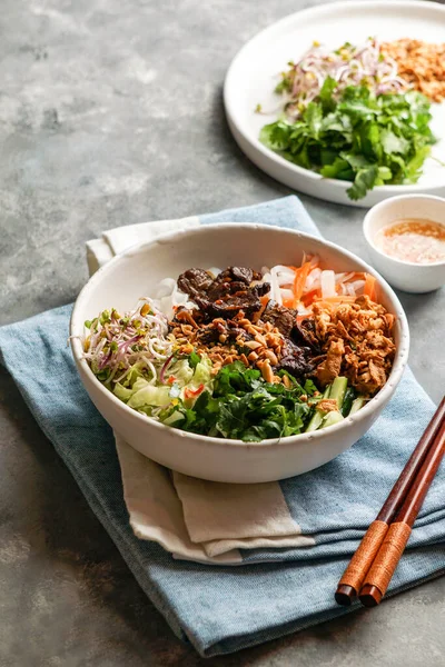 Bol Salade Nouilles Vietnamiennes Traditionnelles Bun Nam Avec Bœuf Nouilles — Photo
