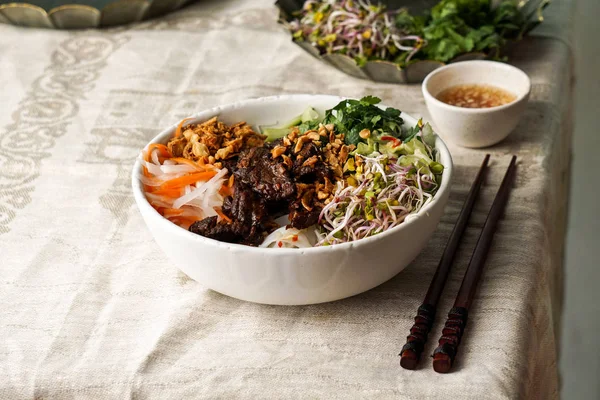Tazón Ensalada Tradicional Fideos Vietnamitas Bun Nam Con Carne Res — Foto de Stock