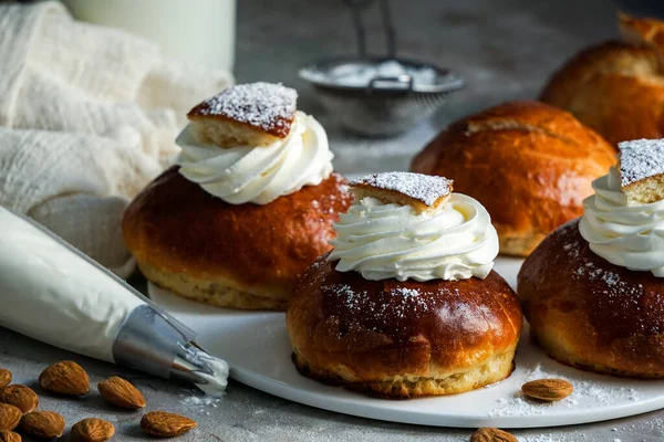 Semla veya semlor, vastlakukkel, laskiaispulla bir İsveç, Finlandiya, Estonya, Norveç, Danimarka, çeşitli şekillerde özellikle Pazartesi Shrove yapılan geleneksel tatlı rulo ve Shrove Salı olduğunu