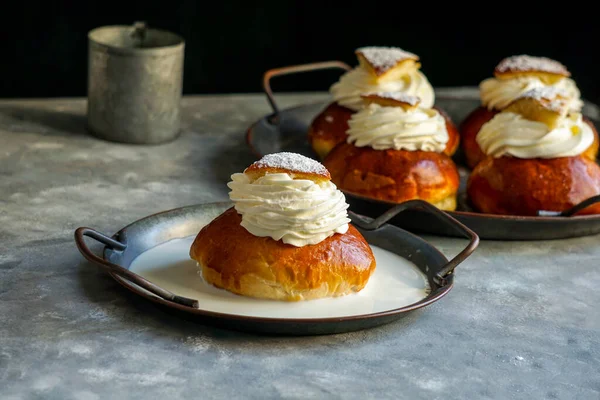 Semla veya semlor, vastlakukkel, laskiaispulla bir İsveç, Finlandiya, Estonya, Norveç, Danimarka, çeşitli şekillerde özellikle Pazartesi Shrove yapılan geleneksel tatlı rulo ve Shrove Salı olduğunu                               
