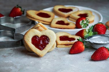 Çilek reçelli kalp şeklinde kurabiyeler, Sevgililer Günü kutsaldır.