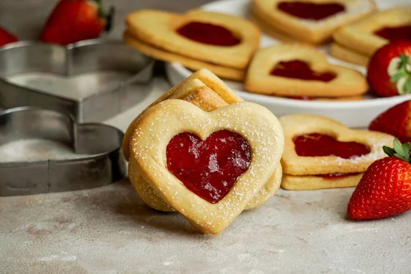Biscoitos Forma Corações Com Engarrafamento Morango Dia São Valentim Consept — Fotografia de Stock