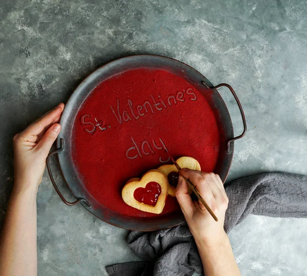 Slova Svatého Valentýna Napsaná Podnose Pokrytá Mraženým Jahodovým Práškem Milostný — Stock fotografie
