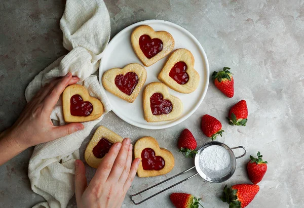Biscoitos Forma Corações Com Engarrafamento Morango Dia São Valentim Consept — Fotografia de Stock