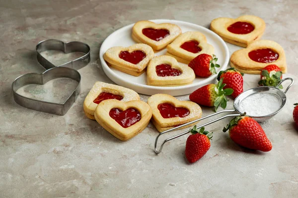 Biscoitos Forma Corações Com Engarrafamento Morango Dia São Valentim Consept — Fotografia de Stock