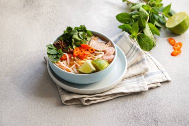 Bun Bo Hue, Bun Bo, Vietnam usulü etli şehriye çorbası. Bir kase sığır eti ve pirinçli vermicelli çorbası, Vietnam usulü erişte çorbası.