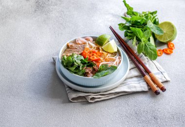 Bun Bo Hue, Bun Bo, Vietnam usulü etli şehriye çorbası. Bir kase sığır eti ve pirinçli vermicelli çorbası, Vietnam usulü erişte çorbası.
