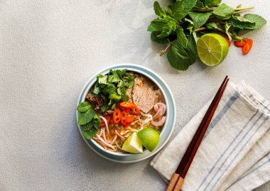 Bun Bo Hue, Bun Bo, Vietnam usulü etli şehriye çorbası. Bir kase sığır eti ve pirinçli vermicelli çorbası, Vietnam usulü erişte çorbası.