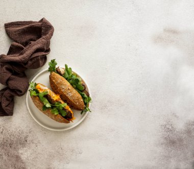 Banh Mi Sandviç, tipik Vietnam sandviçi, kişniş yaprağı, börek, et, salatalık, havuç turşusu ve muz yaprağında turşu.