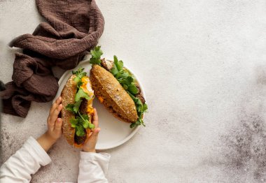 Banh Mi Sandviç, tipik Vietnam sandviçi, kişniş yaprağı, börek, et, salatalık, havuç turşusu ve muz yaprağında turşu.