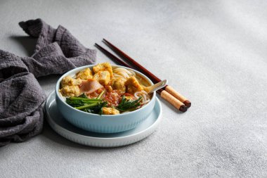Canh bun, Vietnam Erişte Çorbası Ispanak, kızarmış tofu, balık köftesi