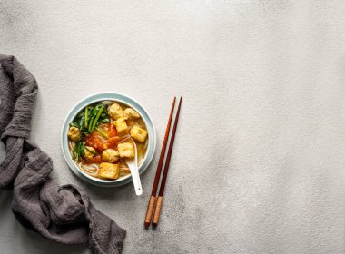 Canh bun, Vietnam Erişte Çorbası Ispanak, kızarmış tofu, balık köftesi
