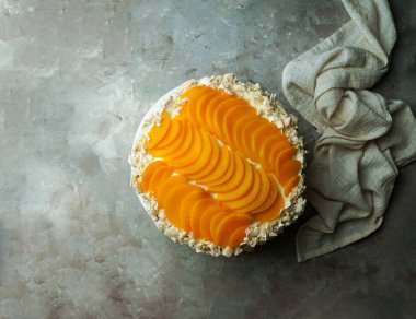 Uruguay usulü kek Chaja: Uruguay 'ın ünlü sünger keki, şurupla doldurulmuş sünger keki, dulce de leche, çırpılmış krema ve şeftali.