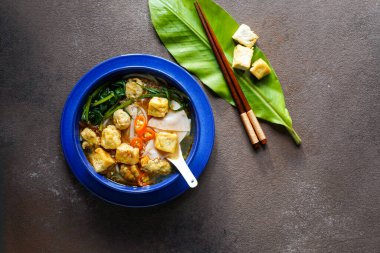 Canh bun, Vietnam Erişte Çorbası Ispanak, kızarmış tofu, balık köftesi
