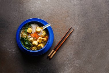 Canh bun, Vietnam Erişte Çorbası Ispanak, kızarmış tofu, balık köftesi