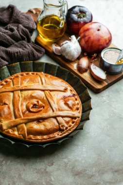 Empanada de atun gallega, Latin Amerika, İspanya ve Galiçya 'da yaygın olarak kullanılan bir turta türüdür.