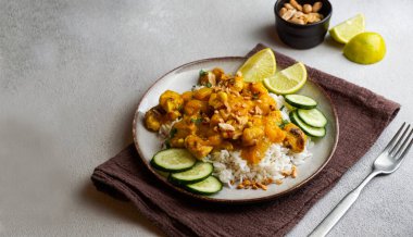 Baharatlı limon mangolu Tayland fıstıklı tavuk.