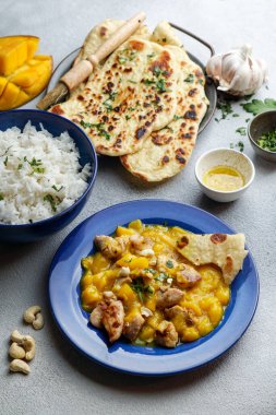 Tavuk ve kaju soslu mango körisi, sarımsaklı ekmek ve pilav.