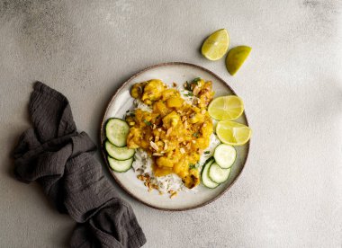 Baharatlı limon mangolu Tayland fıstıklı tavuk.