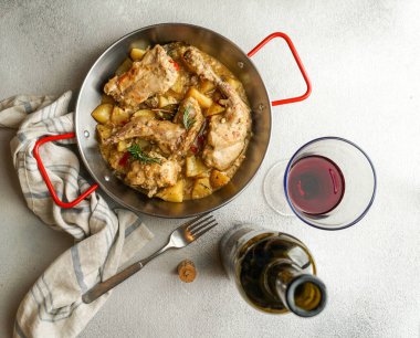 Conejo en salmorejo al estilo canario, Kanarya salamurasında kızarmış tavşan, İspanyol ve Kanarya Adaları yemekleri