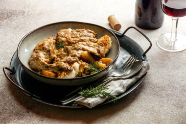 Conejo en salmorejo al estilo canario, Kanarya salamurasında kızarmış tavşan, İspanyol ve Kanarya Adaları yemekleri